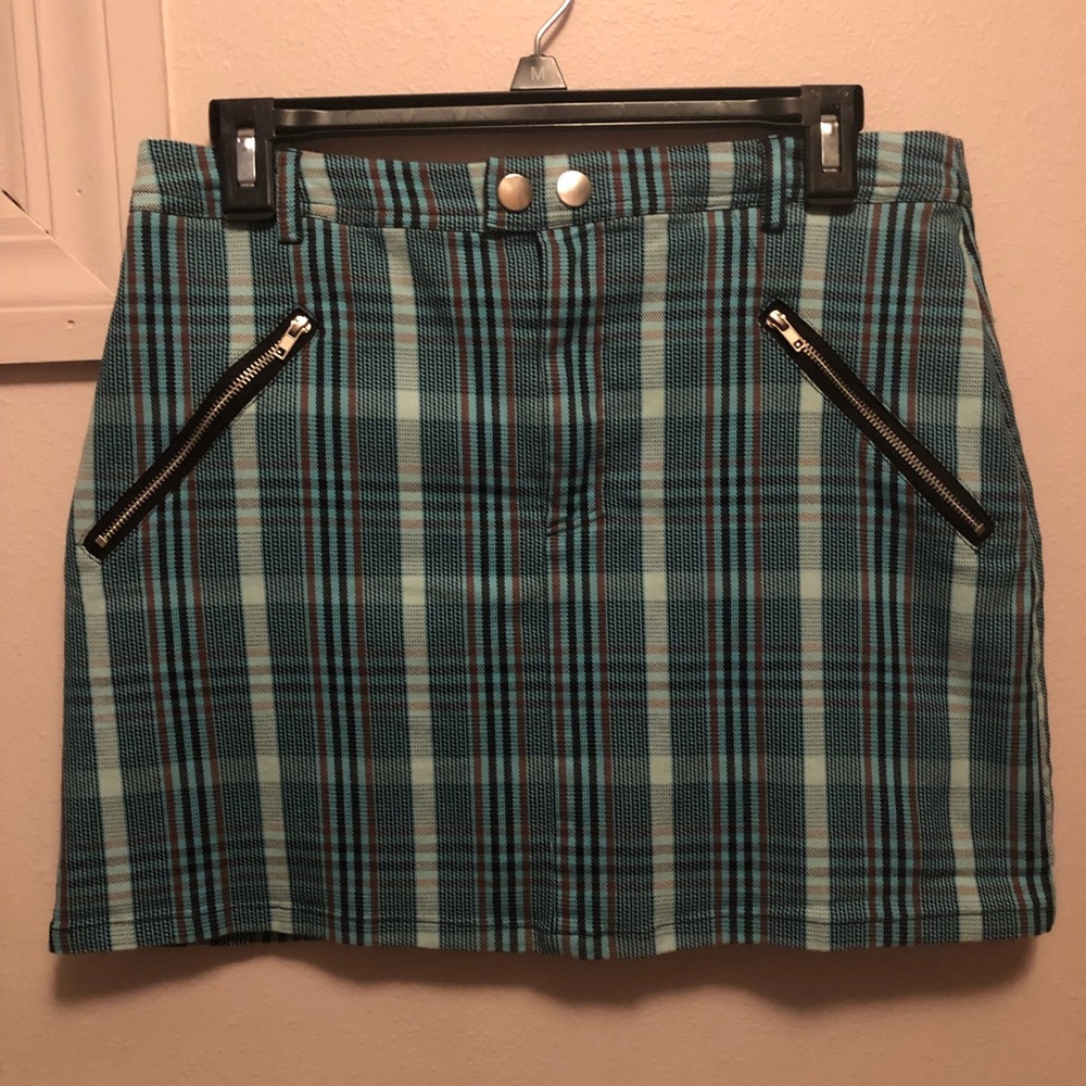 Like new Forever 21 plaid mini skirt. Super cute! 15 inch seam. US Size 28